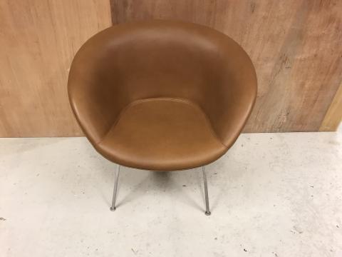 Arne Jacobsen. Gryden. Ny polstret. Walnut elegance. Design M bler